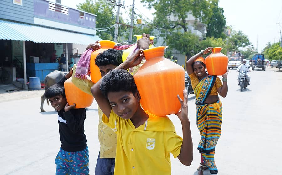 <div class="paragraphs"><p>ರಾಯಚೂರಿನ ಗದ್ವಾಲ್ ರಸ್ತೆಯ ಮಡ್ಡಿಪೇಟೆಯಲ್ಲಿ ಪತಿ, ಪತ್ನಿ ಮಕ್ಕಳು ನೀರು ಹೊತ್ತು ಒಯ್ಯುತ್ತಿರುವುದು.</p></div>