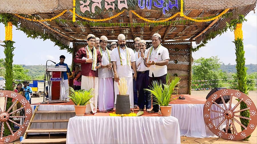 ಶಾಸಕ ಗುರುರಾಜ ಗಂಟಿಹೊಳೆ ಜಾನಪದ ಉತ್ಸವವನ್ನು ಉದ್ಘಾಟಿಸಿದರು