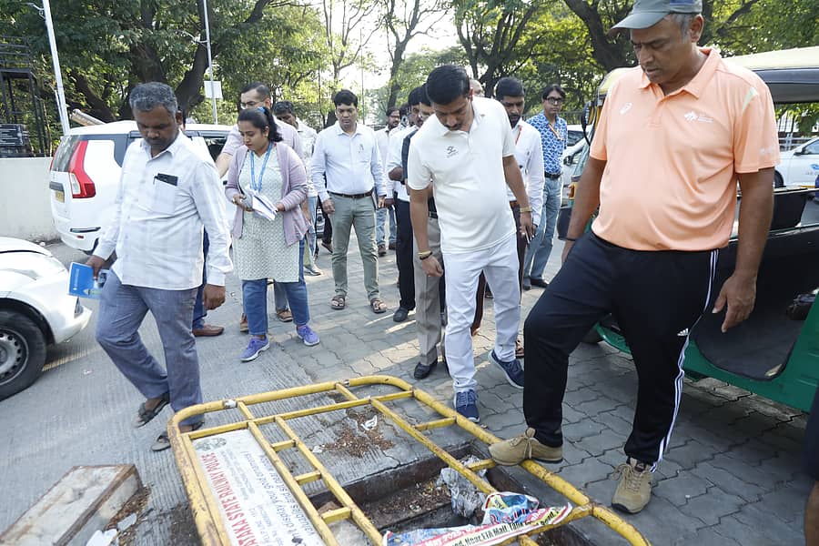 <div class="paragraphs"><p> ಮಹೇಶ್ವರ್ ರಾವ್ ಅವರು ಮೆಜೆಸ್ಟಿಕ್ನಲ್ಲಿ ಪಾದಚಾರಿ ಮಾರ್ಗಗಳನ್ನು ಪರಿಶೀಲಿಸಿದರು</p></div>