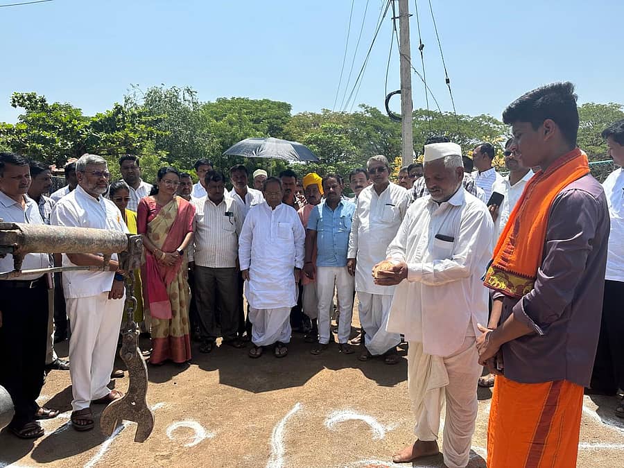 ಬಾಗಲಕೋಟೆ ನಗರದಲ್ಲಿ ಬುಧವಾರ ವಿವಿಧ ಅಭಿವೃದ್ಧಿ ಕಾಮಗಾರಿಗಳಿಗೆ ಶಾಸಕ ಎಚ್‌.ವೈ. ಮೇಟಿ ಚಾಲನೆ ನೀಡಿದರು