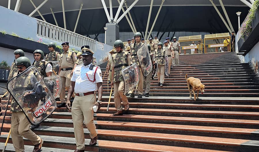 ನಗರದ ಎಸ್ಎಂವಿಟಿ ರೈಲ್ವೆ ನಿಲ್ದಾಣದಲ್ಲಿ ಬುಧವಾರ ಆರ್ಪಿಎಫ್, ಆರ್ಪಿಎಸ್ಎಫ್ ಹಾಗೂ ಜಿಆರ್ಪಿ ಸಿಬ್ಬಂದಿ ಭದ್ರತೆ ಪರಿಶೀಲನೆ ನಡೆಸಿ ರಕ್ಷಣಾ ಕಾರ್ಯಾಚರಣೆ ನಡೆಸಿದರು