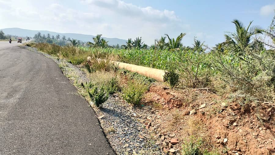 ಗದಗ-ಹೊನ್ನಾಳಿ ರಾಜ್ಯ ಹೆದ್ದಾರಿ ಕಾಮಗಾರಿಯಲ್ಲಿ ತುಂಗಭದ್ರಾ ನದಿ ನೀರಿನ ಪೈಪ್ಲೈನ್ ಕಿತ್ತು ಹಾಕಿರುವುದು