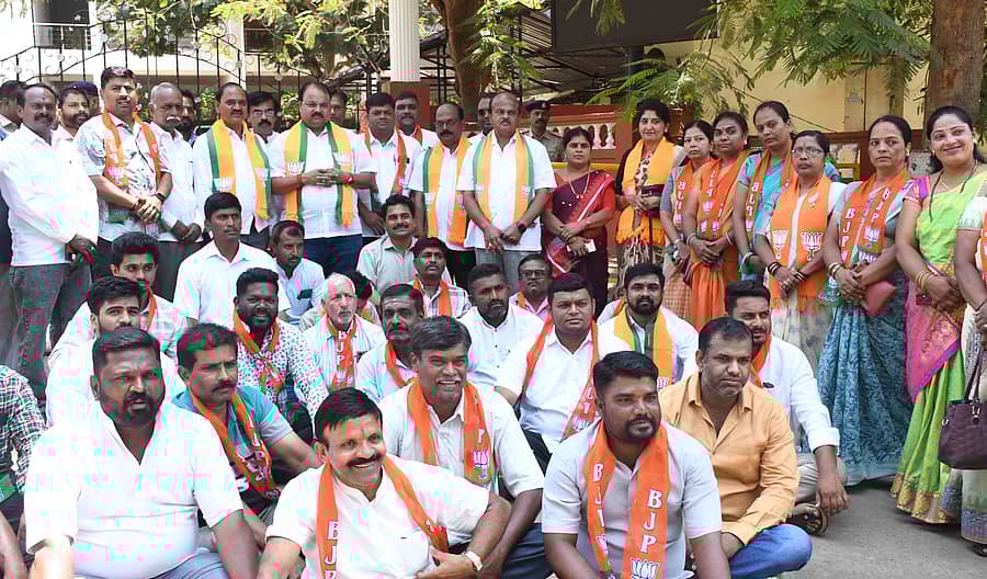 ಧಾರವಾಡದಲ್ಲಿ ಬುಧವಾರ ಬಿಜೆಪಿ ಮುಖಂಡರು, ಕಾರ್ಯಕರ್ತರು ಪ್ರತಿಭಟನೆ ನಡೆಸಿದರು