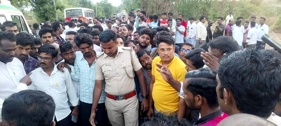 ನಾಲತವಾಡ ಸಮೀಪದ ಆರೇಶಂಕರ ಕ್ರಾಸ್ ಬಳಿ ಸಂಭವಿಸಿದ ರಸ್ತೆ ಅಪಘಾತದ ಸಮೀಪ ಸೇರಿದ ಜನಸ್ತೋಮ, ಪೋಲಿಸ್ ಸಿಬ್ಬಂದಿ