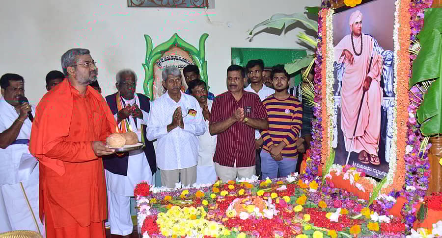 ಚಿತ್ರದುರ್ಗದ ಮುರುಘಾ ಮಠದ ಲೀಲಾ ವಿಶ್ರಾಂತಿ ತಾಣದಲ್ಲಿ ಬುಧವಾರ ಆಯೋಜಿಸಿದ್ದ ಜಯವಿಭವ ಸ್ವಾಮೀಜಿಯ 61ನೇ ಸ್ಮರಣೋತ್ಸವದಲ್ಲಿ ಬಸವ ಕುಮಾರ ಸ್ವಾಮೀಜಿ ವಚನಾಭಿಷೇಕ ಸಲ್ಲಿಸಿದರು