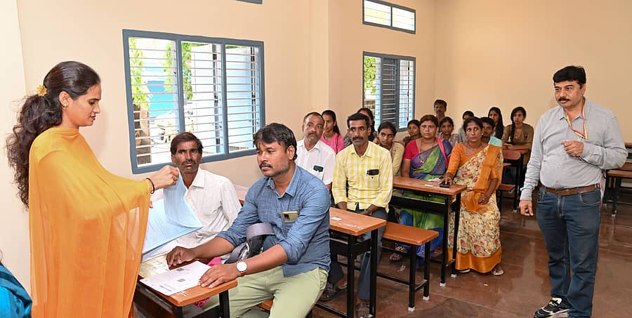 ಮಹಾರಾಣಿ ಪದವಿಪೂರ್ವ ಕಾಲೇಜಿನಲ್ಲಿ ವಿದ್ಯಾರ್ಥಿಗಳು ಹಾಗೂ ಪೋಷಕರಿಗೆ ಪ್ರಥಮ ಪಿ.ಯು. ಅರ್ಜಿಗಳನ್ನು ವಿತರಿಸಲಾಯಿತು. ಕಾಲೇಜಿನ ಪ್ರಾಚಾರ್ಯ ಸೋಮಣ್ಣ ಜೊತೆಗಿದ್ದರು –ಪ್ರಜಾವಾಣಿ ಚಿತ್ರ