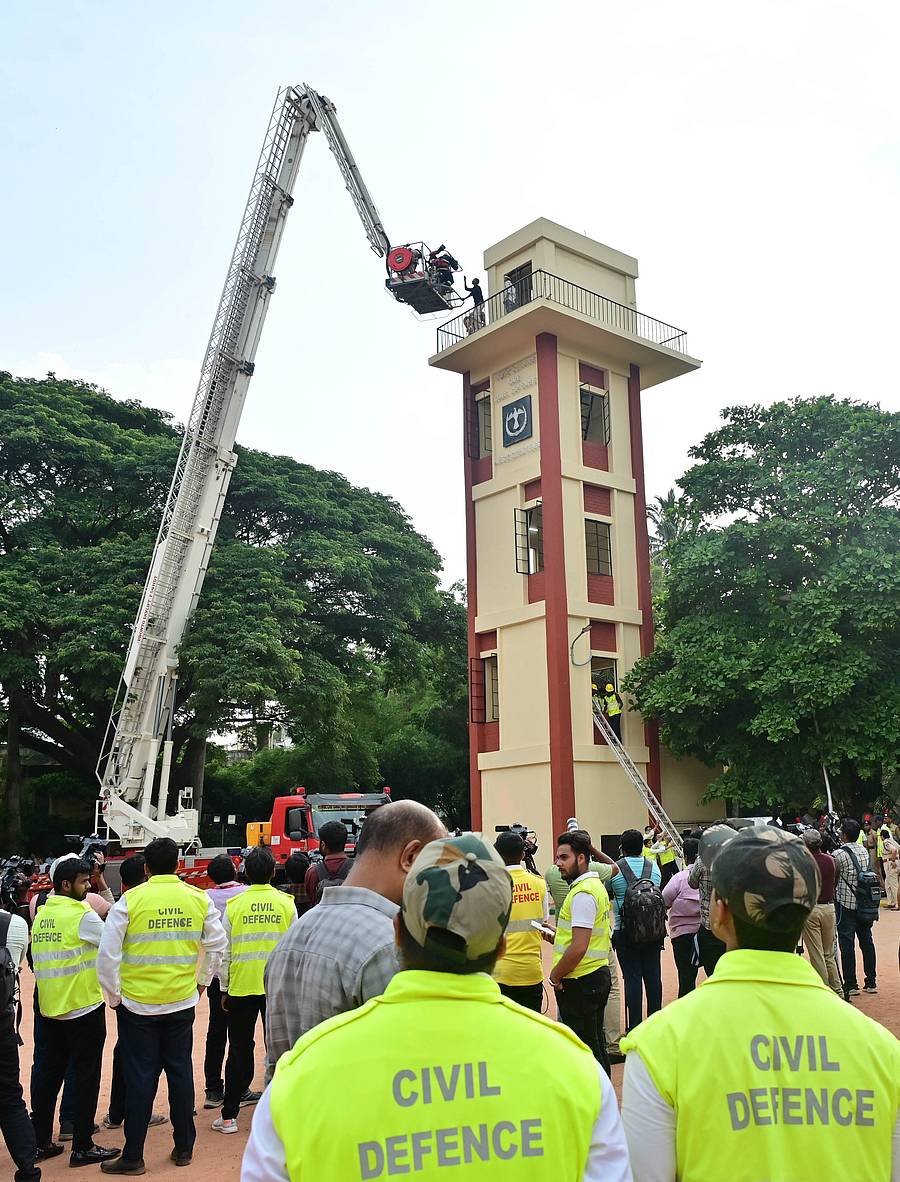 ಬೆಂಗಳೂರಿನಲ್ಲಿ ಬುಧವಾರ ನಡೆದ ‘ಆಪರೇಷನ್‌ ಅಭ್ಯಾಸ’ ವೇಳೆ ರಕ್ಷಣಾ ಸಿಬ್ಬಂದಿ ಕಟ್ಟಡದಲ್ಲಿ ಸಿಲುಕಿದ್ದವರನ್ನು ರಕ್ಷಿಸಿದ ದೃಶ್ಯ
ಪ್ರಜಾವಾಣಿ ಚಿತ್ರ/ ಪ್ರಶಾಂತ್ ಎಚ್.ಜಿ.
