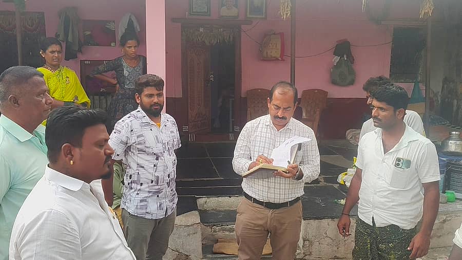 ಮುದಗಲ್ ಸಮೀಪದ ಉಪ್ಪಾರ ನಂದಿಹಾಳ ಗ್ರಾಮ ಪಂಚಾಯಿತಿಯಲ್ಲಿ ಬಸವ ವಸತಿ ನಿಗಮದ ತನಿಖಾ ತಂಡ ದಾಖಲೆಗಳನ್ನು ಪರಿಶೀಲಿಸಿತು