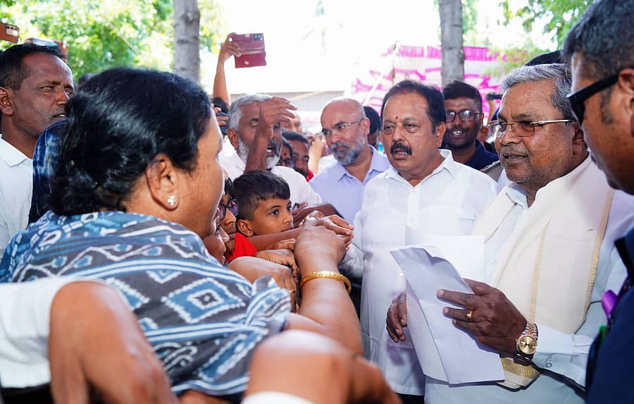 ಮೈಷುಗರ್‌ ಕಾರ್ಖಾನೆಯನ್ನು ಸರ್ಕಾರಿ ಸ್ವಾಮ್ಯದಲ್ಲಿಯೇ ಉಳಿಸಬೇಕು ಮತ್ತು ಜೂನ್‌ ಮೊದಲ ವಾರದಲ್ಲೇ ಕಾರ್ಖಾನೆ ಆರಂಭಿಸಬೇಕು ಎಂದು ರೈತ ಮತ್ತು ವಿವಿಧ ಪ್ರಗತಿಪರ ಸಂಘಟನೆಗಳ ಮುಖಂಡರು ಮುಖ್ಯಮಂತ್ರಿ ಸಿದ್ದರಾಮಯ್ಯ ಅವರಿಗೆ ಮನವಿ ಸಲ್ಲಿಸಿದರು. ಸಚಿವ ಎನ್‌.ಚಲುವರಾಯಸ್ವಾಮಿ ಇದ್ದಾರೆ. 