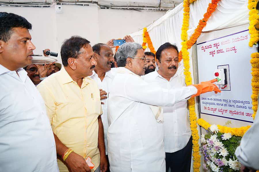 ಮಂಡ್ಯ ನಗರದ ಮೈಸೂರು ಸಕ್ಕರೆ ಕಂಪನಿ (ಮೈಷುಗರ್‌) ಆವರಣದಲ್ಲಿ ಗುರುವಾರ 30 ಮೆಗಾವ್ಯಾಟ್‌ ಟರ್ಬೋ ಜನರೇಟರ್‌ಗೆ ಮುಖ್ಯಮಂತ್ರಿ ಸಿದ್ದರಾಮಯ್ಯ ಅವರು ಪ್ರಾಯೋಗಿಕ ಚಾಲನೆ ನೀಡಿದರು. ಶಾಸಕರಾದ ಪಿ.ರವಿಕುಮಾರ್‌, ರಮೇಶ ಬಂಡಿಸಿದ್ದೇಗೌಡ, ಮೈಷುಗರ್‌ ಅಧ್ಯಕ್ಷ ಸಿ.ಡಿ.ಗಂಗಾಧರ್‌, ಜಿಲ್ಲಾ ಉಸ್ತುವಾರಿ ಸಚಿವ ಎನ್‌.ಚಲುವರಾಯಸ್ವಾಮಿ ಪಾಲ್ಗೊಂಡಿದ್ದರು  –ಪ್ರಜಾವಾಣಿ ಚಿತ್ರ 