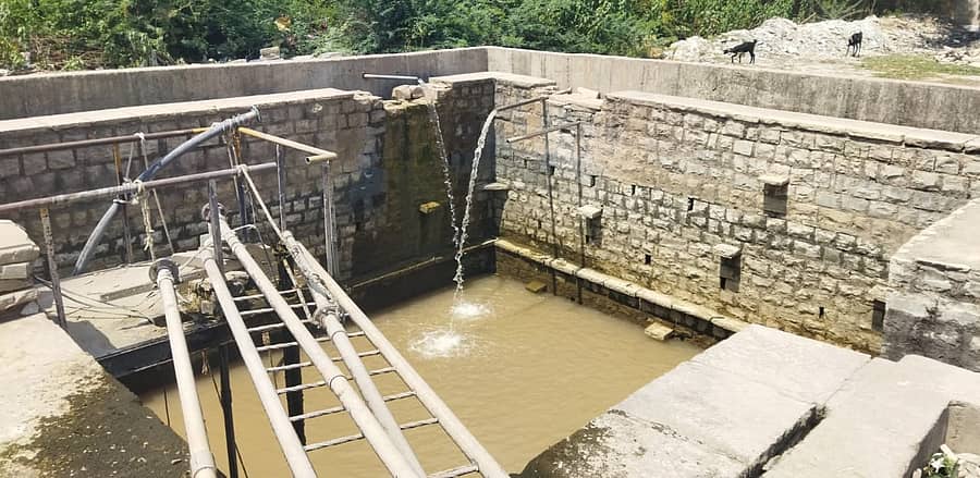 ಶಹಾಬಾದ್ ತಾಲ್ಲೂಕಿನ ತರನಳ್ಳಿ ಗ್ರಾಮದಲ್ಲಿ ಬಳಕೆಗೆ ಬಾರದ ಹೂಳು ತುಂಬಿದ ಬಾವಿಯಲ್ಲಿ ನೀರು ಸಂಗ್ರಹಿಸುತ್ತಿರುವುದು