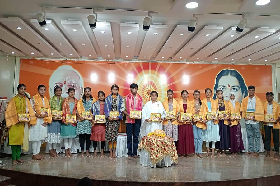 ನ್ಯಾಮತಿಯ ಬ್ರಹ್ಮಕುಮಾರಿ ಈಶ್ವರೀಯ ವಿಶ್ವವಿದ್ಯಾಲಯದಲ್ಲಿ ಗುರುವಾರ ಎಸ್ಎಸ್ಎಲ್ಸಿ ಮತ್ತು ಪಿಯುಸಿ ಪರೀಕ್ಷೆಯಲ್ಲಿ ಹೆಚ್ಚು ಅಂಕ ಗಳಿಸಿದ ವಿದ್ಯಾರ್ಥಿಗಳನ್ನು ವಿಶ್ವವಿದ್ಯಾನಿಲಯದ ಸಂಚಾಲಕಿ ವಂದನಾ ಅವರು ಸನ್ಮಾನಿಸಿದರು