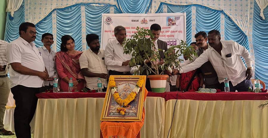 ಕುಕನೂರು ತಾಲ್ಲೂಕಿನ ತಳಕಲ್ ಗ್ರಾಮದಲ್ಲಿ ಅಂತರರಾಷ್ಟ್ರೀಯ ಕಾರ್ಮಿಕ ದಿನಾಚರಣೆ ಆಚರಿಸಲಾಯಿತು