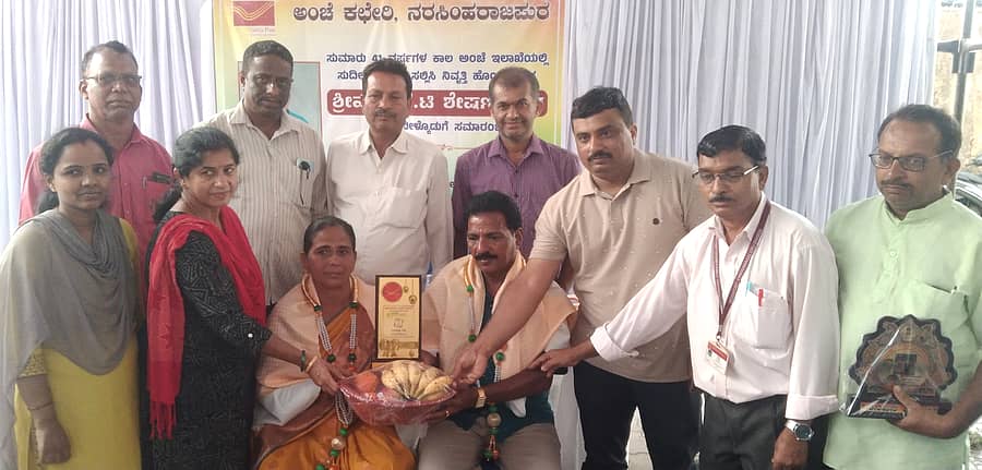 ನರಸಿಂಹರಾಜಪುರ ತಾಲ್ಲೂಕು ಹೊನ್ನೆಕೂಡಿಗೆ ಉಪ ಅಂಚೆ ಕಚೇರಿಯಲ್ಲಿ ಕಾರ್ಯ ನಿರ್ವಹಿಸಿದ ನಿವೃತಿ ಹೊಂದಿದ ಕೆ.ಟಿ.ಶೇಷಣ್ಣ ಗೌಡ ಅವರನ್ನು ಸನ್ಮಾನಿಸಲಾಯಿತು