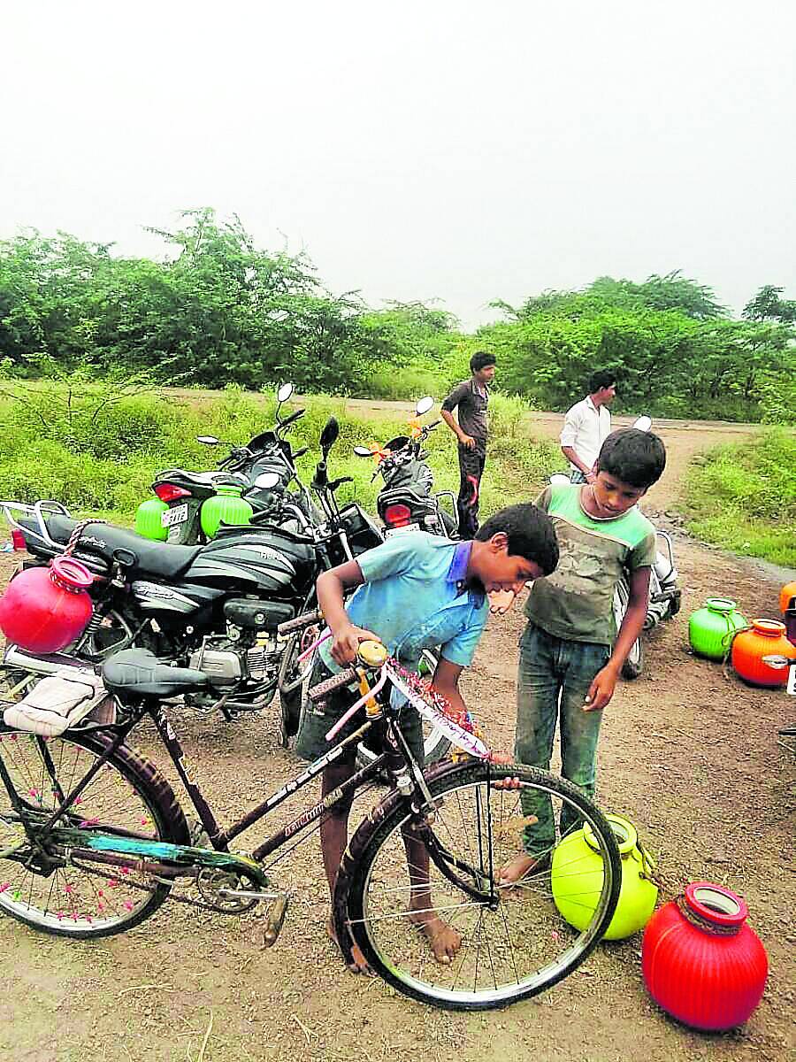 <div class="paragraphs"><p>ಜೇವರ್ಗಿ ತಾಲ್ಲೂಕಿನ ಬಳ್ಳುಂಡಗಿ ಗ್ರಾಮದ ಯುವಕರು 2 ಕಿ.ಮೀ ದೂರದಿಂದ ನೀರು ತರುತ್ತಿರುವುದು</p></div>