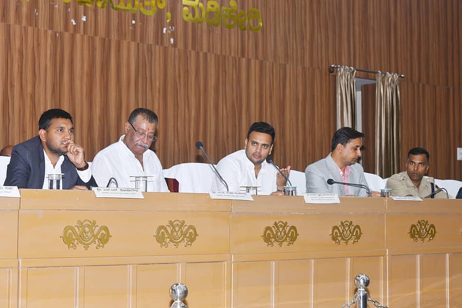 ಮಡಿಕೇರಿಯ ಕೊಡಗು ಜಿಲ್ಲಾ ಪಂಚಾಯಿತಿಯಲ್ಲಿ ಗುರುವಾರ ನಡೆದ ಜಿಲ್ಲಾ ಅಭಿವೃದ್ಧಿ ಸಮನ್ವಯ ಮತ್ತು ಉಸ್ತುವಾರಿ ಸಮಿತಿ ಸಭೆಯಲ್ಲಿ ಸಂಸದ ಯದುವೀರ ಕೃಷ್ಣದತ್ತ ಚಾಮರಾಜ ಒಡೆಯರ್ ಮಾತನಾಡಿದರು