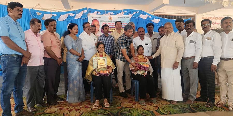 ಹೊಸದುರ್ಗದಲ್ಲಿ ಗುರುವಾರ ನಡೆದ ಕಾರ್ಯಕ್ರಮದಲ್ಲಿ ಶಾಸಕ ಬಿ.ಜಿ. ಗೋವಿಂದಪ್ಪ ಪ್ರತಿಭಾವಂತ ವಿದ್ಯಾರ್ಥಿಗಳನ್ನು ಅಭಿನಂದಿಸಿದರು