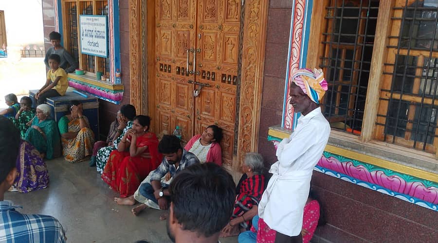 ಹಳೇಬೀಡು ಬಳಿಯ ಗಂಗೂರಿನ ದೇವಾಲಯದ ಬಾಗಿಲು ತೆರೆಯಲು ಬಿಡದೇ ಕುಳಿತಿದ್ದ ಅರ್ಚಕನ ಕುಟುಂಬದವರು