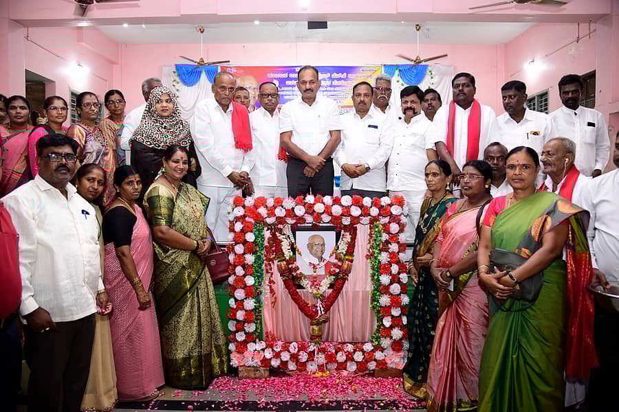 ದಾವಣಗೆರೆಯ ಐಟಿಐ ಕಾಲೇಜು ಆವರಣದ ಚೌಡೇಶ್ವರಿ ಸಮುದಾಯ ಭವನದಲ್ಲಿ ಗುರುವಾರ ಎಚ್.ಕೆ.ರಾಮಚಂದ್ರಪ್ಪ ಅವರಿಗೆ ನುಡಿನಮನ ಕಾರ್ಯಕ್ರಮ ನಡೆಯಿತು