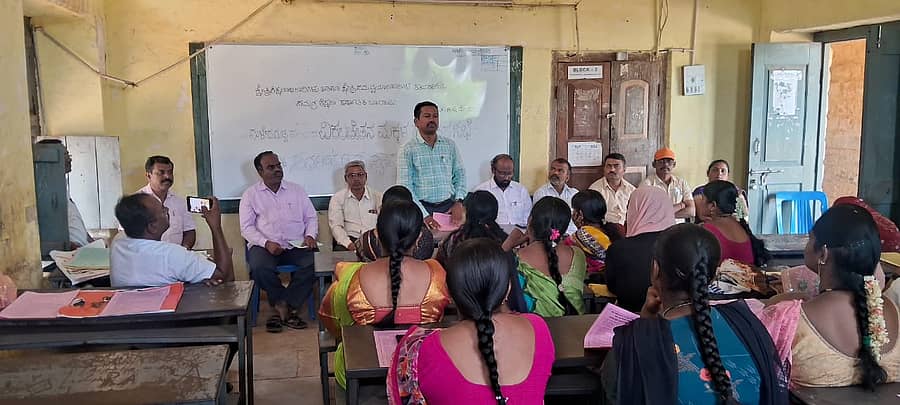ಗುಳೇದಗುಡ್ಡ ವಲಯದ ಅಂಗವಿಕಲ ಮಕ್ಕಳ ಪಾಲಕರ ತರಬೇತಿಯನ್ನು ಕಾರ್ಯಾಗಾರದಲ್ಲಿ ಕ್ಷೇತ್ರ ಸಮನ್ವಯಾಧಿಕಾರಿ ಎಂ.ಬಿ. ದೊಡ್ಡಪ್ಪನ್ನವರ ಮಾತನಾಡಿದರು