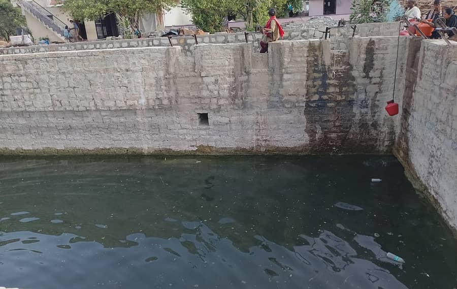 ಚಿತ್ತಾಪುರ ತಾಲ್ಲೂಕಿನ ಡೋಣಗಾಂವ ಗ್ರಾಮದಲ್ಲಿರುವ ತೆರೆದ ಬಾವಿಯಲ್ಲಿನ ನೀರು ಕಲುಷಿತಗೊಂಡಿದೆ