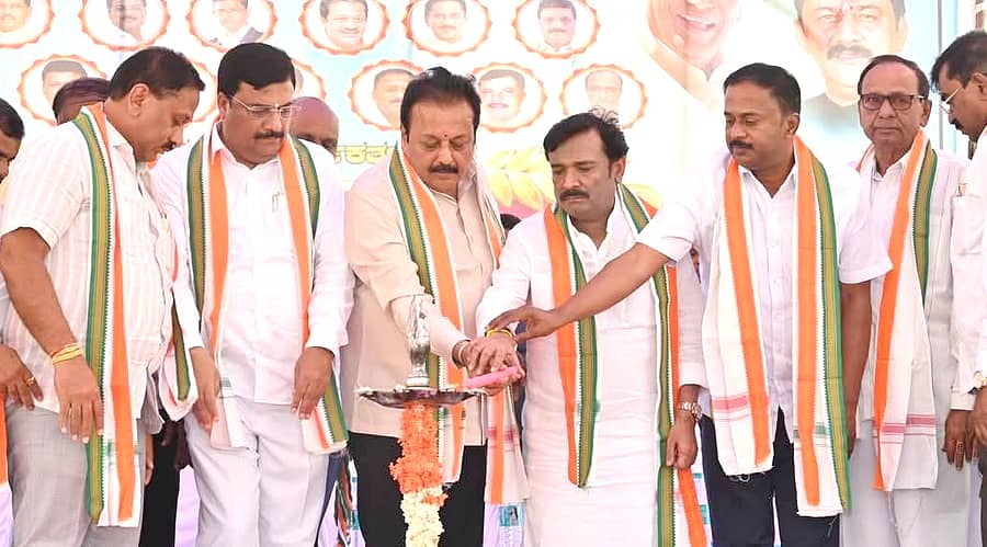 ಮಳವಳ್ಳಿಯಲ್ಲಿ ಶನಿವಾರ ನಡೆದ ‘ಸರ್ಕಾರದ ನಡೆ ಕಾರ್ಯಕರ್ತರ ಕಡೆ’ ಹಾಗೂ ಯುವ ಕಾಂಗ್ರೆಸ್ ಪದಾಧಿಕಾರಿಗಳ ಪದಗ್ರಹಣ ಕಾರ್ಯಕ್ರಮವನ್ನು ಜಿಲ್ಲಾ ಉಸ್ತುವಾರಿ ಸಚಿವ ಎನ್.ಚಲುವರಾಯ ಸ್ವಾಮಿ ಹಾಗೂ ರಾಜ್ಯಸಭಾ ಸದಸ್ಯ ಜಿ.ಸಿ.ಚಂದ್ರಶೇಖರ್ ಉದ್ಘಾಟಿಸಿದರು