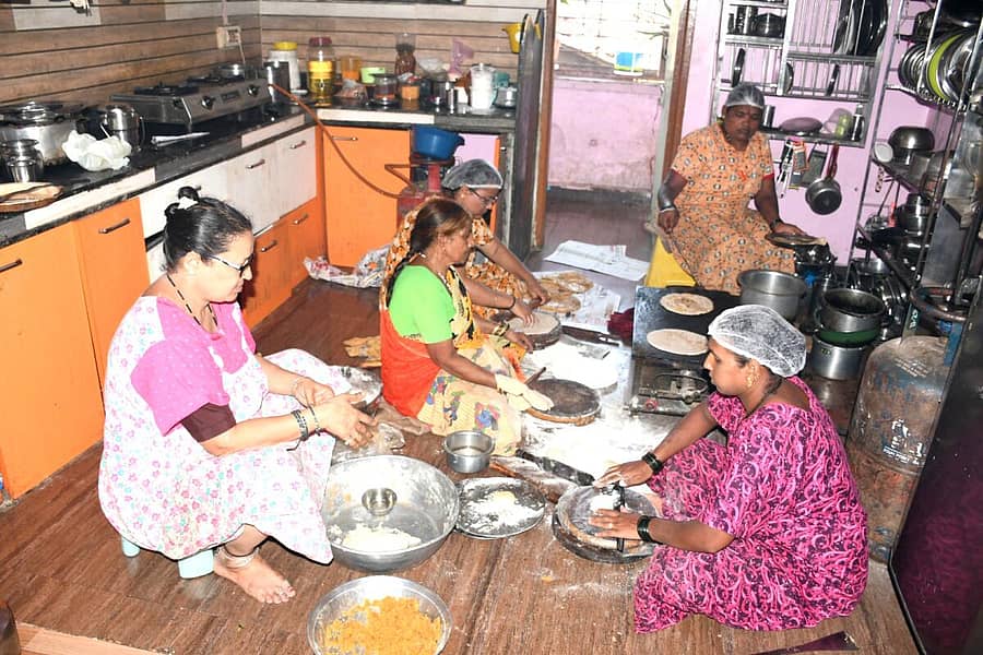 <div class="paragraphs"><p>ಬೆಳಗಾವಿ ನಗರದ ವಡಗಾವಿಯ ಕೋರಿ ಗಲ್ಲಿಯ ಸ್ವಾವಲಂಬಿ ಮಹಿಳೆ ಮೀನಾಕ್ಷಿ ಸದಾನಂದ ಮಿಶ್ರಿಕೋಟಿ ಅವರ ಜತೆಗೆ ಕೆಲಸ ಮಾಡುವ ವನಿತೆಯರು ಬಿಸಿಬಿಸಿ ಹೋಳಿಗೆ ಸಿದ್ಧಪಡಿಸಿದ್ದು ಹೀಗೆ</p><p></p></div>