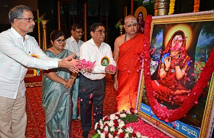 ಹೇಮರೆಡ್ಡಿ ಮಲ್ಲಮ್ಮ ಜಯಂತಿ ಪ್ರಯುಕ್ತ ಅವರ ಭಾವಚಿತ್ರಕ್ಕೆ ಎನ್. ಶೇಖರ್ ರೆಡ್ಡಿ, ಕೆ.ಎಂ ಗಾಯತ್ರಿ, ಎಸ್. ಜಯರಾಮರೆಡ್ಡಿ, ವೇಮನಾನಂದ ಸ್ವಾಮೀಜಿ ಪುಷ್ಪನಮನ ಸಲ್ಲಿಸಿದರು -ಪ್ರಜಾವಾಣಿ ಚಿತ್ರ