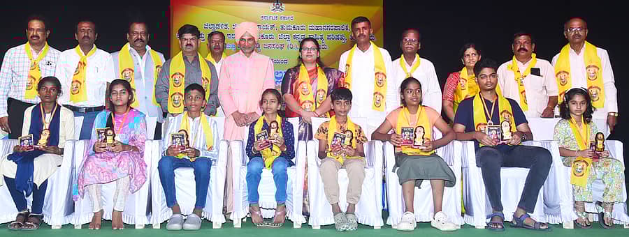 <div class="paragraphs"><p>ತುಮಕೂರಿನಲ್ಲಿ ಶನಿವಾರ ಹೇಮರೆಡ್ಡಿ ಮಲ್ಲಮ್ಮ ಜಯಂತಿ ಕಾರ್ಯಕ್ರಮದಲ್ಲಿ ವಿದ್ಯಾರ್ಥಿಗಳನ್ನು ಅಭಿನಂದಿಸಲಾಯಿತು&nbsp;</p></div>