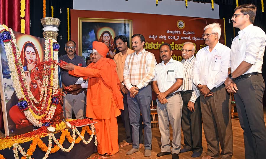 ಮೈಸೂರಿನ ಕಿರುರಂಗಮಂದಿರದಲ್ಲಿ ಜಿಲ್ಲಾಡಳಿತದಿಂದ ಆಯೋಜಿಸಿದ್ದ ಶಿವಶರಣೆ ಹೇಮರೆಡ್ಡಿ ಮಲ್ಲಮ್ಮ ಜಯಂತಿ ಕಾರ್ಯಕ್ರಮವನ್ನು ಗಾವಡೆಗೆರೆಯ ಗುರುಲಿಂಗ ಜಂಗಮ ದೇವರ ಮಠದ ನಟರಾಜ ಸ್ವಾಮೀಜಿ ಉದ್ಘಾಟಿಸಿದರು- ಪ್ರಜಾವಾಣಿ ಚಿತ್ರ