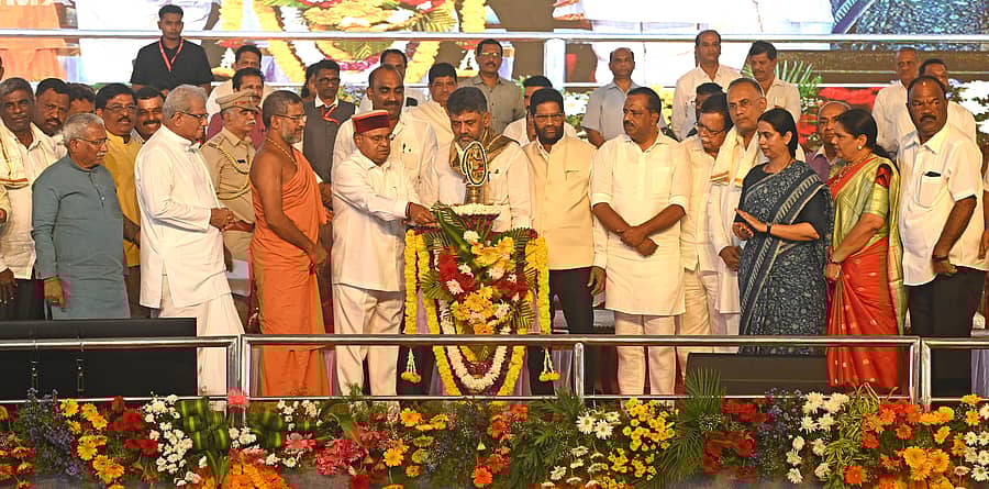 <div class="paragraphs"><p>ನವೋದಯ ಗ್ರಾಮ ವಿಕಾಸ ಚಾರಿಟಬಲ್ ಟ್ರಸ್ಟ್‌ನ ಸ್ವ ಸಹಾಯ ಗುಂಪುಗಳ ರಜತ ಸಂಭ್ರಮವನ್ನು ರಾಜ್ಯಪಾಲ&nbsp;ಥಾವರಚಂದ್ ಗೆಹಲೋತ್ ಹಾಗೂ ಉಪ ಮುಖ್ಯಮಂತ್ರಿ ಡಿ.ಕೆ. ಶಿವಕುಮಾರ್ ಉದ್ಘಾಟಿಸಿದರು.&nbsp;</p></div>