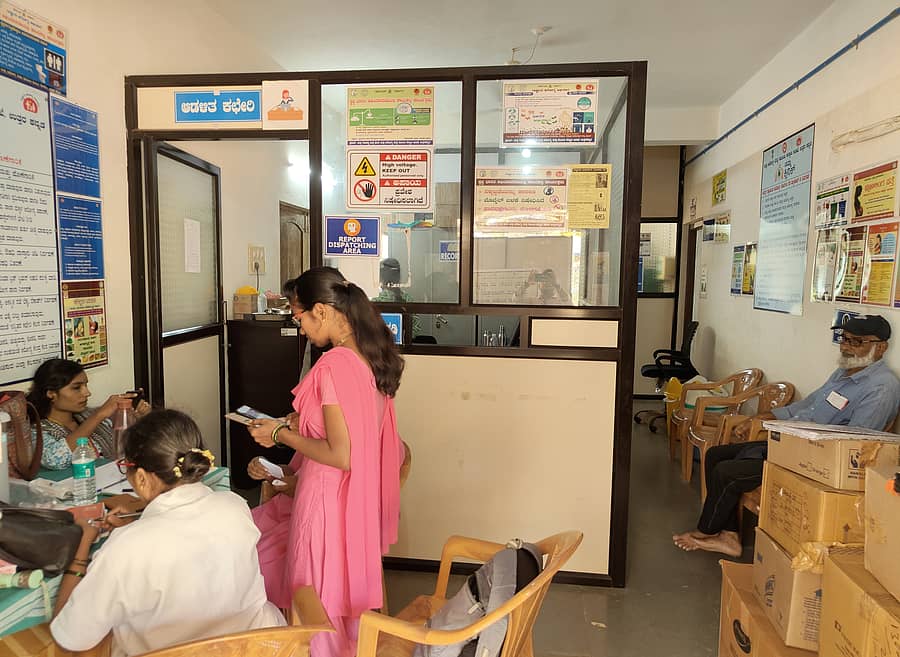 <div class="paragraphs"><p>ಕಾರವಾರದ ಸುಂಕೇರಿಯಲ್ಲಿರುವ ‘ನಮ್ಮ ಕ್ಲಿನಿಕ್’ ಇಕ್ಕಟ್ಟಾದ ಜಾಗದಲ್ಲಿ ನಡೆಯುತ್ತಿರುವುದು</p></div>