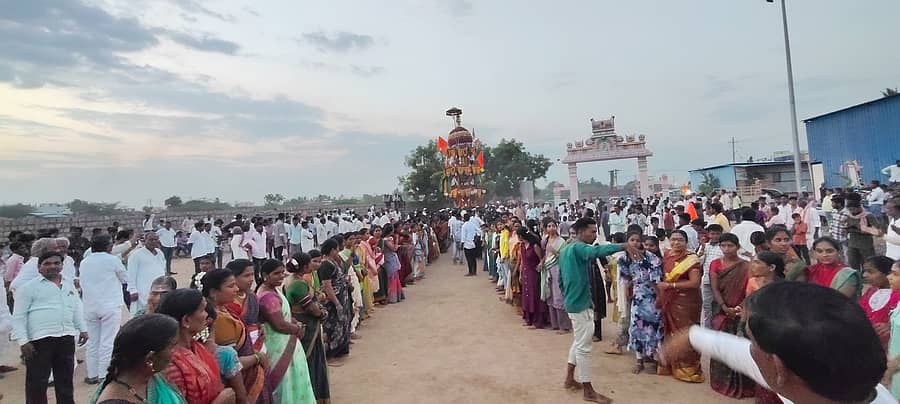 ಕೆಂಭಾವಿ ಪಟ್ಟಣದ ಹೇಮರೆಡ್ಡಿ ಮಲ್ಲಮ್ಮ ದೇವಸ್ಥಾನದಲ್ಲಿ ಶನಿವಾರ ಹೇಮರೆಡ್ಡಿ ಮಲ್ಲಮ್ಮ ಜಾತ್ರಾ ಮಹೋತ್ಸವದ ಅಂಗವಾಗಿ ಜರುಗಿದ ಮಹಾರಥೋತ್ಸವದಲ್ಲಿ ನೂರಾರು ಮಹಿಳೆಯರು ರಥ ಎಳೆದರು
