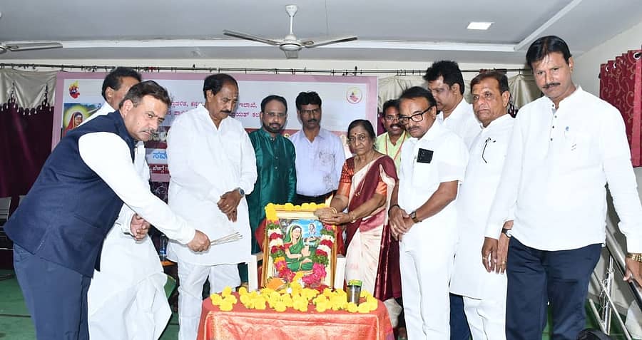 ಕಲಬುರಗಿ ನಗರದ ಕನ್ನಡ ಭವನದಲ್ಲಿ ಶನಿವಾರ ನಡೆದ ಶಿವಶರಣೆ ಹೇಮರಡ್ಡಿ ಮಲ್ಲಮ್ಮ ಜಯಂತಿ ಕಾರ್ಯಕ್ರಮದಲ್ಲಿ ಶಾಸಕ ಅಲ್ಲಮಪ್ರಭು ಪಾಟೀಲ, ಡಾ.ಎಸ್‌.ಬಿ. ಕಾಮರಡ್ಡಿ, ವಿಶಾಲಾ‌ಕ್ಷಿ ಕರಡ್ಡಿ, ವಿಧಾನಪರಿಷತ್ ಸದಸ್ಯ ಶಶೀಲ್ ನಮೋಶಿ, ಎಡಿಸಿ ರಾಯಪ್ಪ ಹುಣಸಗಿ ಸೇರಿದಂತೆ ಇತರರು ಭಾಗವಹಿಸಿದ್ದರು