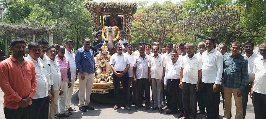 ಕೋಲಾರದಲ್ಲಿ ಶನಿವಾರ ರೆಡ್ಡಿ ಸಮುದಾಯದ ಮುಖಂಡರು ಹೇಮರೆಡ್ಡಿ‌ ಮಲ್ಲಮ್ಮ ಭಾವಚಿತ್ರ ಮೆರವಣಿಗೆಗೆ ಚಾಲನೆ ನೀಡಿದರು
