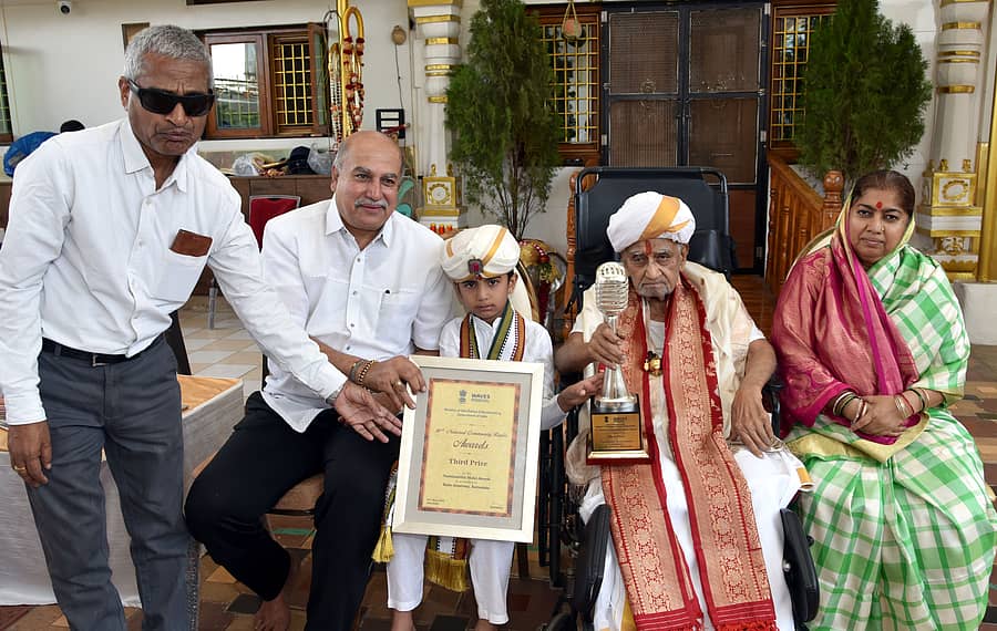 ಮುಂಬೈನಲ್ಲಿ ಈಚೆಗೆ ನಡೆದ 10ನೇ ರಾಷ್ಟ್ರೀಯ ಸಮುದಾಯ ರೇಡಿಯೊ ಪ್ರಶಸ್ತಿ ವಿತರಣಾ ಸಮಾರಂಭದಲ್ಲಿ ಶರಣಬಸವೇಶ್ವರ ವಿದ್ಯಾವರ್ಧಕ ಸಂಘದ ಸಮುದಾಯ ರೇಡಿಯೊ ಕೇಂದ್ರ ತೃತೀಯ ಸ್ಥಾನ ಪಡೆದಿದ್ದು, ಅಂತರವಾಣಿಯ ನಿರ್ದೇಶಕ ಶಿವರಾಜ ಶಾಸ್ತ್ರಿ ಹೇರೂರ ಅವರು ಪ್ರಶಸ್ತಿಯನ್ನು ಶರಣಬಸವೇಶ್ವರ ಸಂಸ್ಥಾನದ 8ನೇ ಪೀಠಾಧಿಪತಿ ಶರಣಬಸವಪ್ಪ ಅಪ್ಪ ಅವರಿಗೆ ನೀಡಿ ಆಶೀರ್ವಾದ ಪಡೆದರು