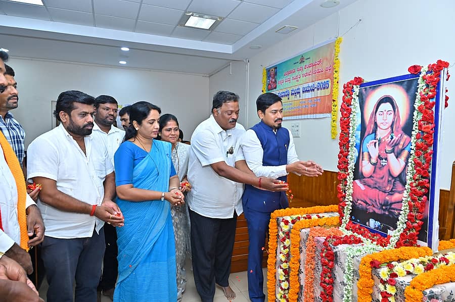 ಮಣಿಪಾಲ ರಜತಾದ್ರಿಯ ಜಿಲ್ಲಾಧಿಕಾರಿ ಕಚೇರಿಯ ಕೋರ್ಟ್ ಹಾಲ್‌ನಲ್ಲಿ ಶಿವಶರಣೆ ಹೇಮರೆಡ್ಡಿ ಮಲ್ಲಮ್ಮ ಜಯಂತಿ ಕಾರ್ಯಕ್ರಮ ನಡೆಯಿತು