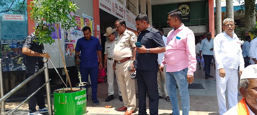 ಜೇವರ್ಗಿ ಬಸ್ ನಿಲ್ದಾಣದಲ್ಲಿ ಬಾಂಬ್ ನಿಷ್ಕ್ರೀಯ ದಳ, ಶ್ವಾನ ದಳ ಹಾಗೂ ಸ್ಥಳಿಯ ಪೊಲೀಸ್ ಠಾಣೆ ಸಿಬ್ಬಂದಿ ಜಂಟಿಯಾಗಿ ಪರಿಶೀಲನೆ ನಡೆಸಿದರು 