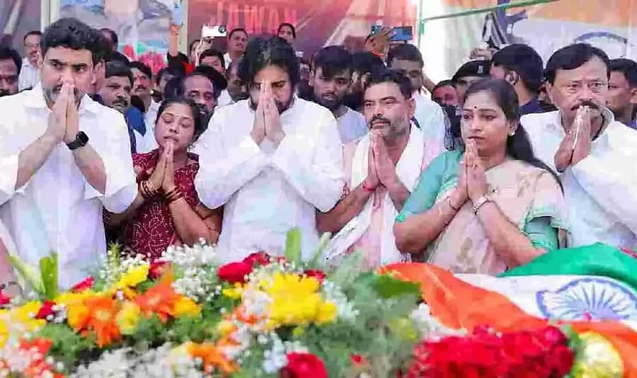 ಆಂಧ್ರಪ್ರದೇಶದ ಕಲ್ಲಿತಾಂಡದ ಹುತಾತ್ಮ ಮುರಳಿನಾಯಕ್ ಪಾರ್ಥಿವ ಶರೀರಕ್ಕೆ ಆಂಧ್ರಪ್ರದೇಶದ ಉಪಮುಖ್ಯಮಂತ್ರಿ ಪವನ್‍ಕಲ್ಯಾಣ್, ತಂದೆ, ಶ್ರೀರಾಮನಾಯಕ್, ತಾಯಿ ಜ್ಯೋತಿಬಾಯಿ ಅಂತಿಮ ನಮನ ಸಲ್ಲಿಸಿದರು