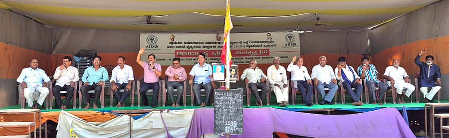 ರಾಯಚೂರಿನ ಮಹಾತ್ಮ ಗಾಂಧಿ ಕ್ರೀಡಾಂಗಣದಲ್ಲಿ ಭಾನುವಾರ ಜಿಲ್ಲಾ ಏಮ್ಸ್ ಹೋರಾಟ ಸಮಿತಿ ಪದಾಧಿಕಾರಿಗಳು ಅನಿರ್ಧಿಷ್ಟಾವಧಿ ಧರಣಿ ನಡೆಸಿದರು
