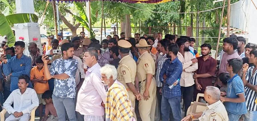 <div class="paragraphs"><p>ಮಧುಗಿರಿ ತಾಲ್ಲೂಕಿನ ಕವಣದಾಲ ಗ್ರಾಮದಲ್ಲಿ ಭಾನುವಾರ ನಡೆದ ಶಾಂತಿ ಸಭೆಯಲ್ಲಿ ಭಾಗವಹಿಸಿದ್ದ ಗ್ರಾಮಸ್ಥರು</p></div>