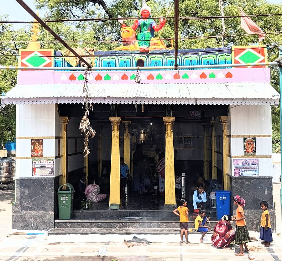 <div class="paragraphs"><p>ಅಳವಂಡಿ ಸಮೀಪದ ಕವಲೂರು ಗ್ರಾಮದ ದುರ್ಗಾದೇವಿ ದೇವಸ್ಥಾನದ ಹೋರನೋಟ </p></div>