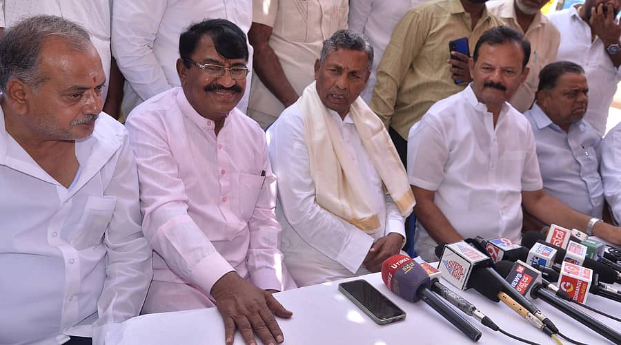 ಕೋಲಾರದ ತಮ್ಮ ನಿವಾಸದಲ್ಲಿ ಆಹಾರ ಸಚಿವ ಕೆ.ಎಚ್‌.ಮುನಿಯಪ್ಪ ಮಾತನಾಡಿದರು