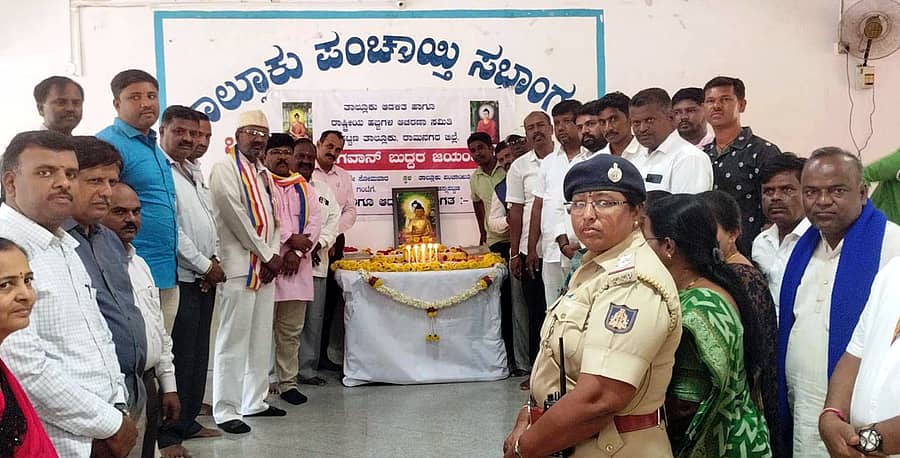 ಚನ್ನಪಟ್ಟಣದ ತಾ.ಪಂ. ಸಭಾಂಗಣದಲ್ಲಿ ನಡೆದ ಗೌತಮ ಬುದ್ಧ ಜಯಂತಿಯಲ್ಲಿ ತಹಶೀಲ್ದಾರ್ ನರಸಿಂಹಮೂರ್ತಿ ಬುದ್ಧರ ಭಾವಚಿತ್ರಕ್ಕೆ ಪೂಜೆ ಸಲ್ಲಿಸಿದರು. ನಗರಸಭೆ ಪೌರಾಯುಕ್ತ ಮಹೇಂದ್ರ, ಗ್ರೇಡ್ 2 ತಹಶೀಲ್ದಾರ್ ಲಕ್ಷ್ಮಿದೇವಮ್ಮ, ಇತರರು ಹಾಜರಿದ್ದರು