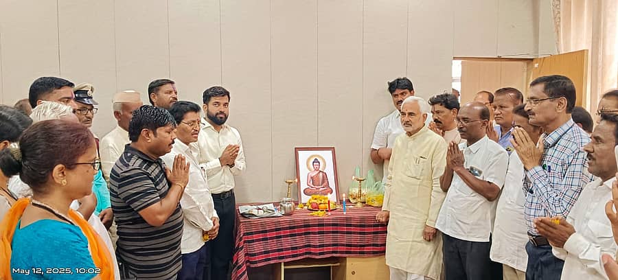 ಬೀಳಗಿ ತಹಶೀಲ್ದಾರ್ ಕಾರ್ಯಾಲಯದಲ್ಲಿ ಏರ್ಪಡಿಸಿದ ಗೌತಮ ಬುದ್ಧರ ಜಯಂತಿ ಕಾರ್ಯಕ್ರಮದಲ್ಲಿ ಶಾಸಕ ಜೆ.ಟಿ. ಪಾಟೀಲ್, ತಹಶೀಲ್ದಾರ್ ವಿನೋದ ಹತ್ತಳ್ಳಿ ಹಾಗೂ ವಿವಿಧ ಇಲಾಖೆ ಅಧಿಕಾರಿಗಳು ಭಾಗವಹಿಸಿದ್ದರು.