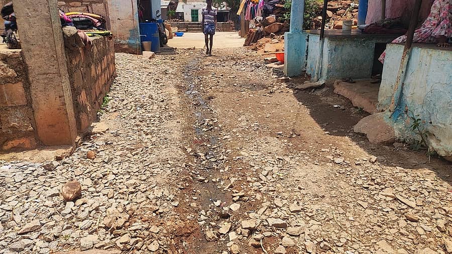 ಜುಂಜಲಕೊಪ್ಪ ಗ್ರಾಮದಲ್ಲಿ ಅಪೂರ್ಣವಾಗಿರುವ ರಸ್ತೆ ಕಾಮಗಾರಿ
