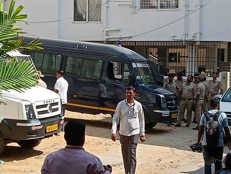 ಕಾರ್ಯಾಚರಣೆಗೆ ಬಂದಿದ್ದ ಪೊಲೀಸ್ ಸಿಬ್ಬಂದಿ 
