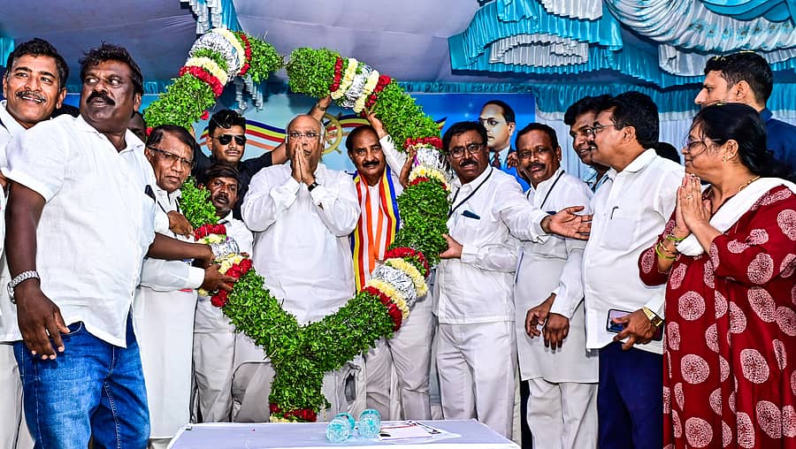 ವೈಶಾಖ ಬುದ್ಧ ಪೂರ್ಣಿಮೆ ದಿನಾಚರಣೆ ದಿನವಾದ ಸೋಮವಾರ ಕಲಬುರಗಿಯ ಬಸವ ನಗರದಲ್ಲಿ ಹಮ್ಮಿಕೊಂಡಿದ್ದ ಕಾರ್ಯಕ್ರಮದಲ್ಲಿ ಎಐಸಿಸಿ ಅಧ್ಯಕ್ಷ ಮಲ್ಲಿಕಾರ್ಜುನ ಖರ್ಗೆ ಅವರನ್ನು ಸ್ಥಳೀಯ ನಿವಾಸಿಗಳು ಬೃಹತ್‌ ಹಾರ ಹಾಕಿ ಗೌರವಿಸಿದರು. ಶಾಸಕ ಅಲ್ಲಮಪ್ರಭು ಪಾಟೀಲ ಇದ್ದಾರೆ  –ಪ್ರಜಾವಾಣಿ ಚಿತ್ರ