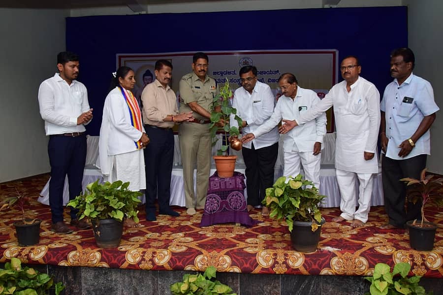 ವಿಜಯಪುರ ನಗರದ ಡಾ.ಬಿ.ಆರ್.ಅಂಬೇಡ್ಕರ್ ಭವನದಲ್ಲಿ ಸೋಮವಾರ ಆಯೋಜಿಸಿದ್ದ ‘ಭಗವಾನ್ ಬುದ್ಧ ಜಯಂತಿ’ ಕಾರ್ಯಕ್ರಮವನ್ನು ಕರ್ನಾಟಕ ಬಾಲವಿಕಾಸ ಅಕಾಡೆಮಿ ಅಧ್ಯಕ್ಷ ಸಂಗಮೇಶ ಬಬಲೇಶ್ವರ ಉದ್ಘಾಟಿಸಿದರು