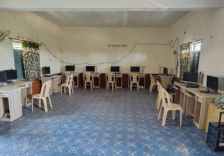 ಚಿಂಚೋಳಿ ತಾಲ್ಲೂಕಿನ ಗರಗಪಳ್ಳಿ ಸರ್ಕಾರಿ ಪ್ರೌಢ ಶಾಲೆಯ ಕೊಠಡಿಯಲ್ಲಿ ಉಪಯೋಗವಿಲ್ಲದೇ ಗಣಕಯಂತ್ರಗಳು ದೂಳು ತಿನ್ನುತ್ತಿವೆ